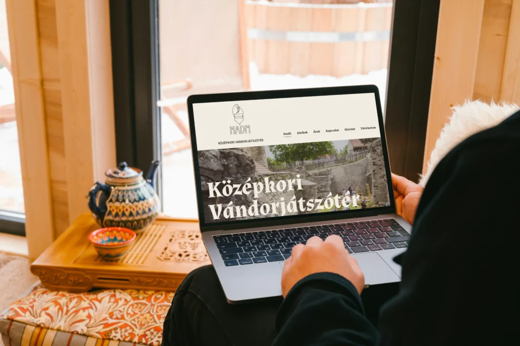 Hadfi Középkori Vándorjátszótér weboldal referencia, Balaton-felvidék. Göntér Eszter weblap készítés és arculattervezés.