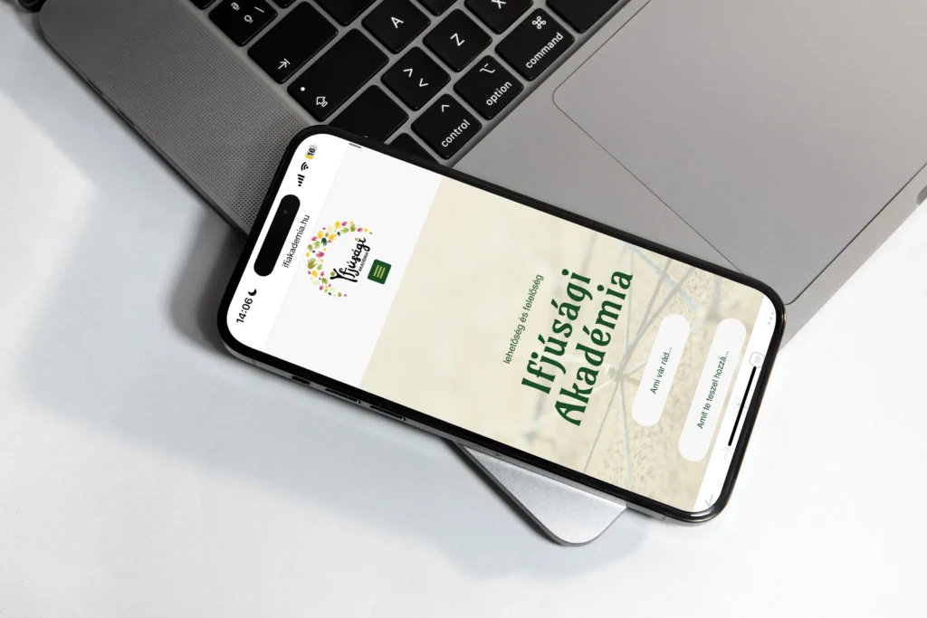 Ifjúsági Akadémia mobilbarát honlap mockup: reszponzív weblap készítés, Göntér Eszter Bohém Webdesign referenciája.