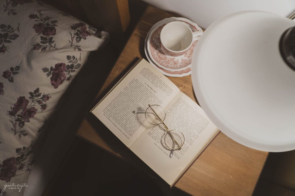 Részletgazdag enteriőr fotózás, olvasás lifestyle fotózás szálláshely fotó céljára.