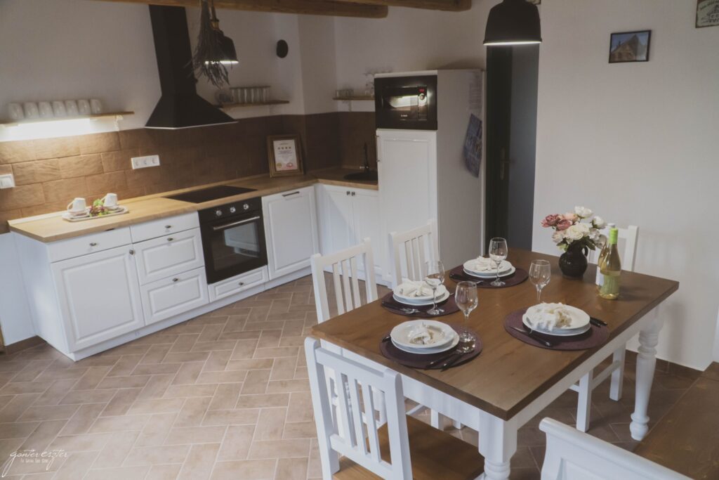 Szálláshely fotózás konyha és étkező enteriőr fotózással, letisztult webdesignhoz.