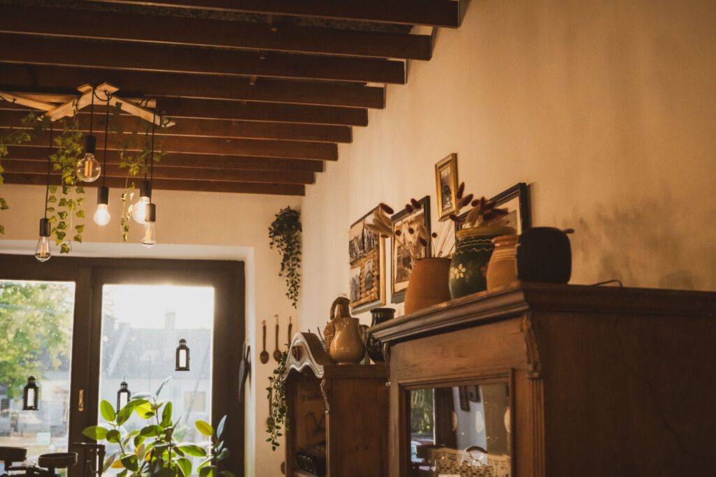 Kúthy Vendéglő hangulatfotója, kapolcsi épület, homlokzat, The Watching Duck Studio által - Bohem webdeign