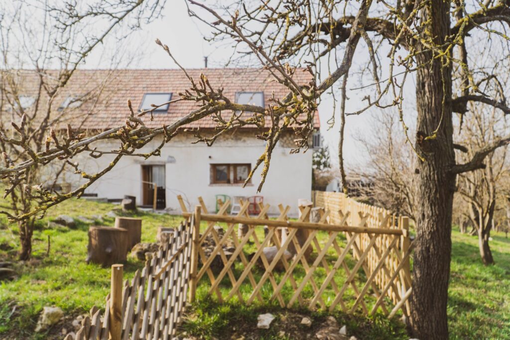 Szálláshely fotó enteriőr fotózáshoz, vidéki stílusú ingatlan fotózás webdesignhoz.