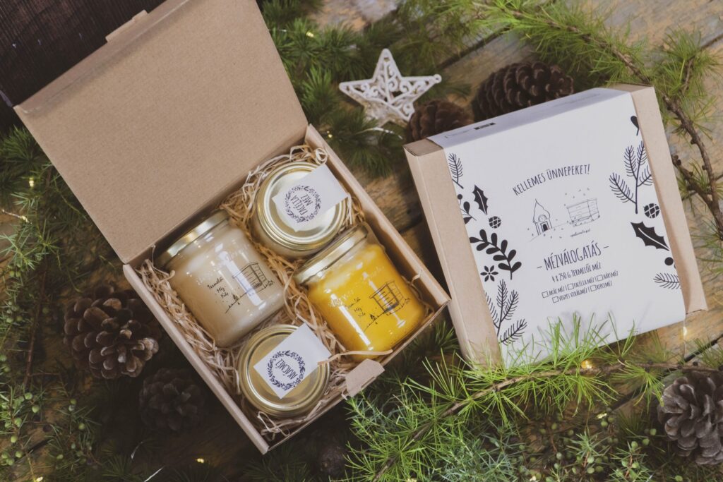Pulai Méhészet ajándékcsomag fotó, mézes üvegek díszdobozban, karácsonyi webshop fotózás, fotó: Göntér Eszter.