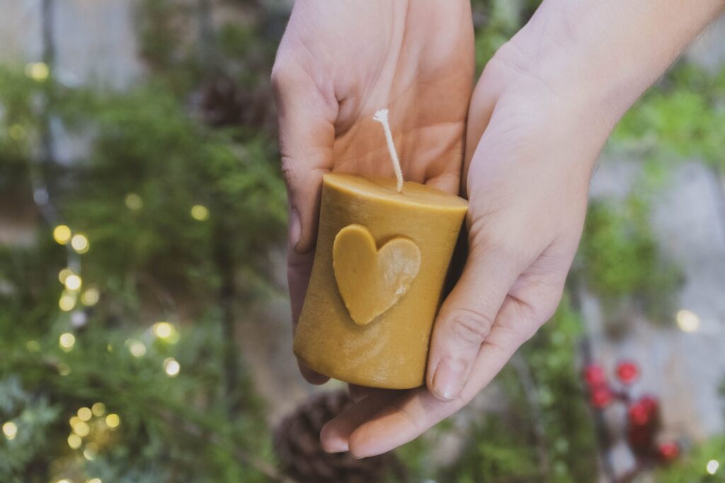 Méhészet termékfotó - mézgyertya fotó kézműves termékfotózás webshop fotóhoz.